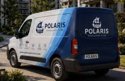 Furgoneta rotulada de Polaris en una urbanización